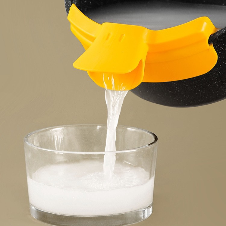Spill-proof cookware edge deflector