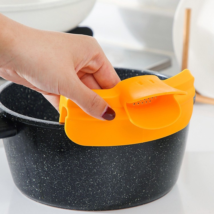 Spill-proof cookware edge deflector