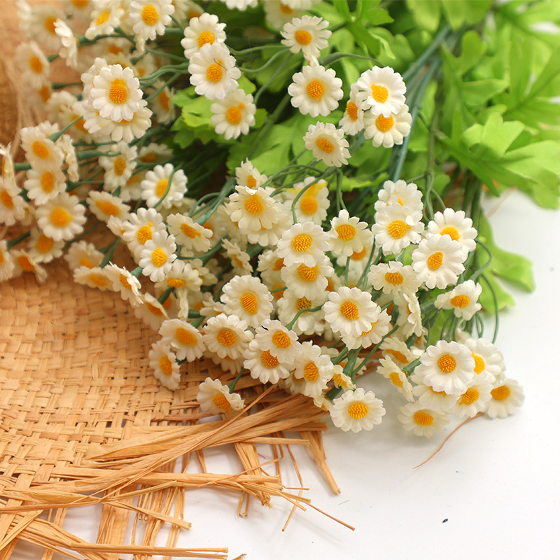 Artificial chamomile daisies